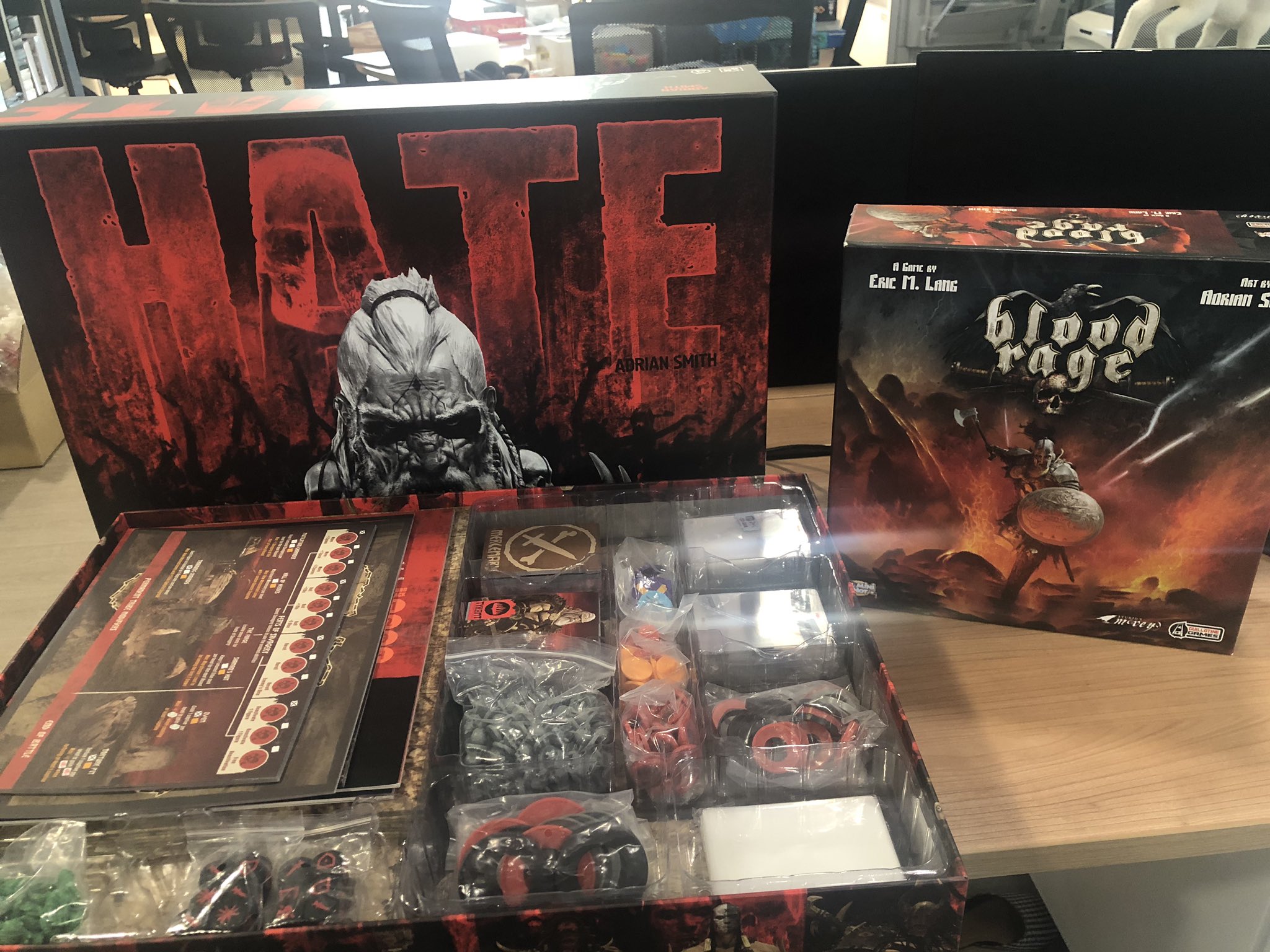 DyTkiYrUwAAExXX.jpg large.jpg